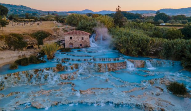 tara-in-care-poti-inota-gratuit-in-piscine-termale-turcoaz,-vechi-de-2000-de-ani