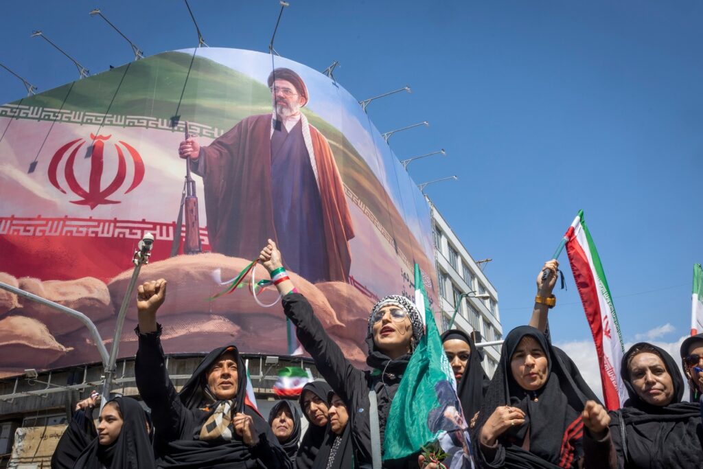 trei-dintre-fiii-lui-ali-khamenei,-prezenti-la-funeralii-a-lipsit-insa-chiar-succesorul-liderului-iranian-–-hotnews.ro