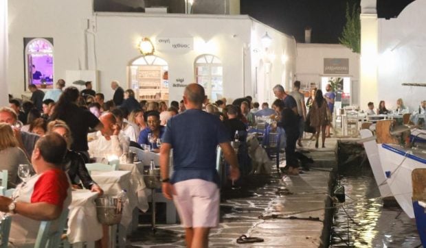 taxa-de-masa-in-grecia.-ce-reprezinta-kuver-in-taverne,-cat-costa-si-daca-esti-obligat-sau-nu-sa-o-platesti