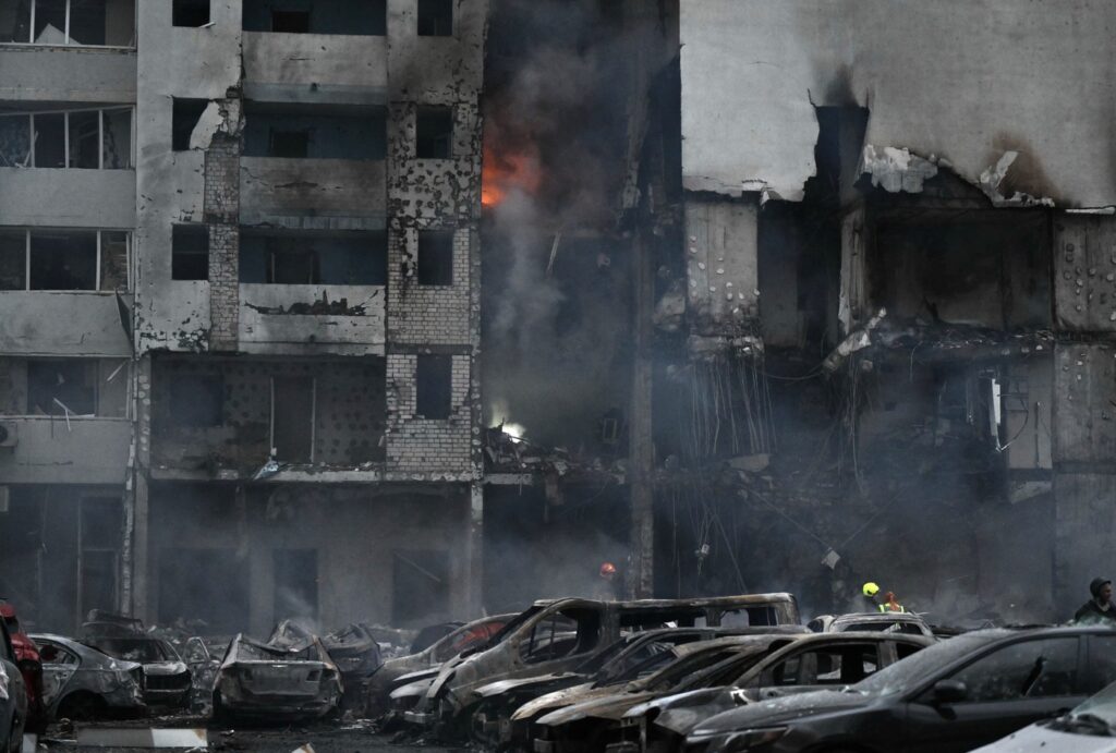 atac-masiv-la-kiev-inaintea-summitului-nato:-cladiri-in-flacari-si-imagini-dramatice-in-capitala-/-cel-putin-9-morti-si-34-de-raniti-–-hotnews.ro