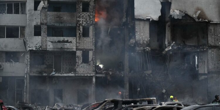 atac-masiv-la-kiev-inaintea-summitului-nato:-cladiri-in-flacari-si-imagini-dramatice-in-capitala-/-cel-putin-9-morti-si-34-de-raniti-–-hotnews.ro