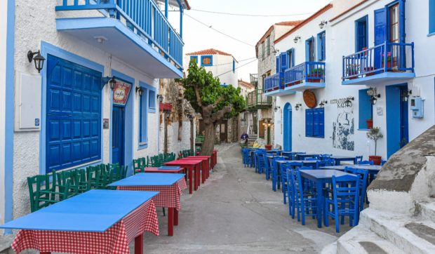 insula-superba-din-grecia-unde-turistii-nu-se-ingramadesc-si-preturile-sunt-mici:-are-doar-doua-orase-si-peisaje-de-vis