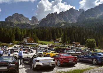 italia-trimite-politisti-in-muntii-dolomiti-din-cauza-valului-urias-de-turisti