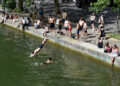 o-localitate-din-italia-va-aplica-amenzi-de-pana-la-200-de-euro-turistilor-cu-pieptul-gol-sau-in-costum-de-baie