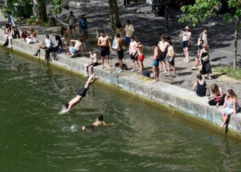 o-localitate-din-italia-va-aplica-amenzi-de-pana-la-200-de-euro-turistilor-cu-pieptul-gol-sau-in-costum-de-baie