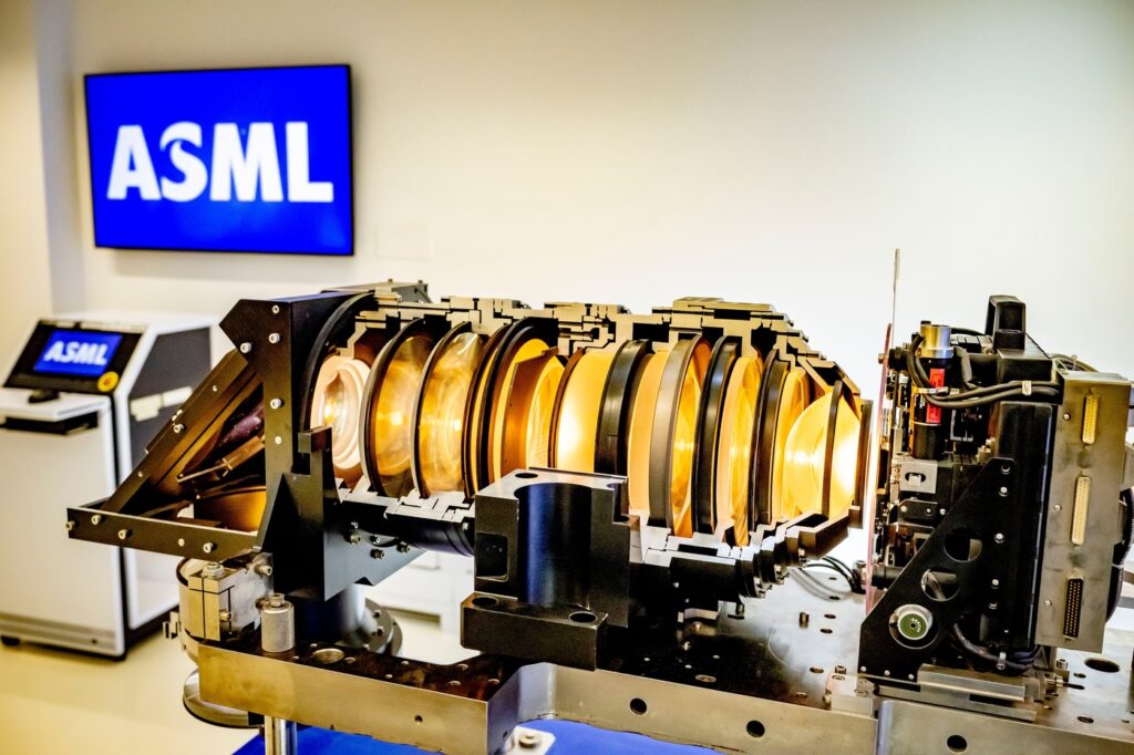 a-ajuns-cea-mai-importanta-masina-din-lume-in-china?-povestea-sfantului-graal-al-semiconductorilor-care-decide-cursa-pentru-ai-–-hotnews.ro