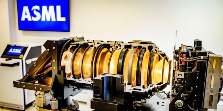 a-ajuns-cea-mai-importanta-masina-din-lume-in-china?-povestea-sfantului-graal-al-semiconductorilor-care-decide-cursa-pentru-ai-–-hotnews.ro