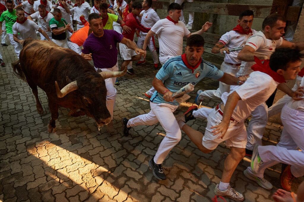 a-treia-cursa-de-tauri-de-la-pamplona-s-a-soldat-cu-13-persoane-ranite-cea-mai-in-varsta-are-68-de-ani-–-hotnews.ro