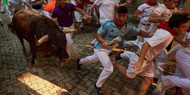a-treia-cursa-de-tauri-de-la-pamplona-s-a-soldat-cu-13-persoane-ranite-cea-mai-in-varsta-are-68-de-ani-–-hotnews.ro