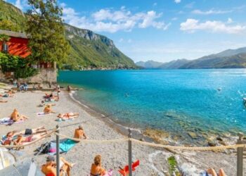 200-de-euro-amenda-pentru-turistii-care-pleaca-de-la-plaja-in-costum-de-baie-in-acest-loc-din-italia