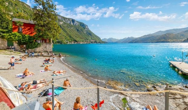 200-de-euro-amenda-pentru-turistii-care-pleaca-de-la-plaja-in-costum-de-baie-in-acest-loc-din-italia