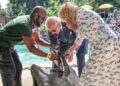 imagini-inedite-cu-regele-charles-si-regina-camilla-la-gradina-zoologica,-pe-canicula:-as-vrea-sa-ma-alatur-pinguinilor-in-bazin-–-hotnews.ro
