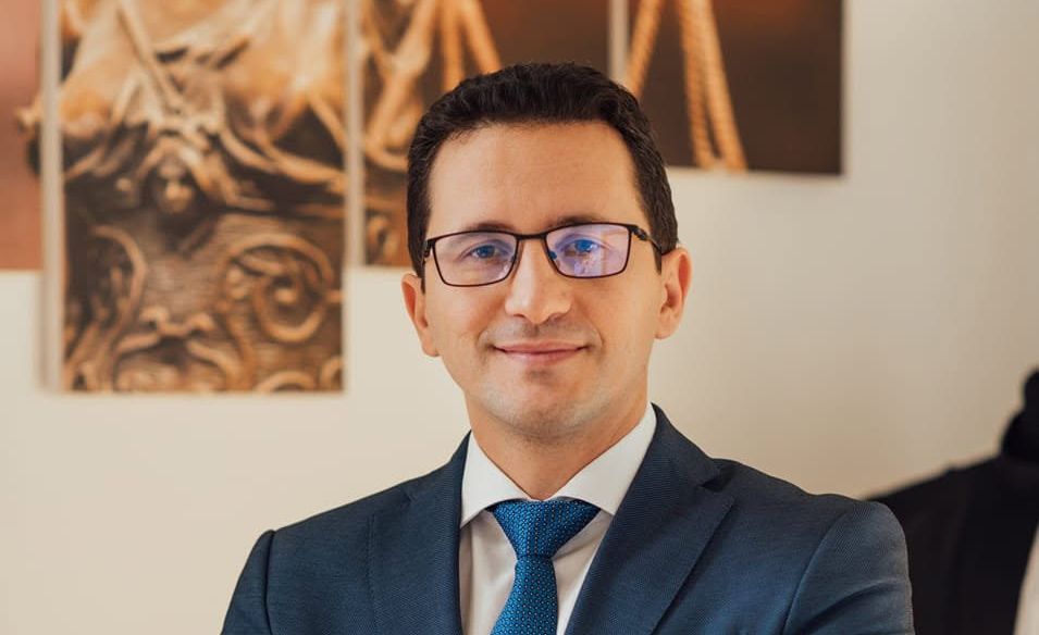 interviu-unul-dintre-cei-mai-critici-judecatori-din-csm-la-adresa-guvernului-bolojan-recunoaste-ce-repros-al-cetatenilor-la-adresa-justitiei-este-legitim-/-orasul-din-romania-unde-sunt-10000-de-dosare-la-2-judecatori-–-hotnews.ro