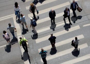 cati-angajati-sunt-in-bucuresti-si-care-este-salariul-mediu-net-–-hotnews.ro