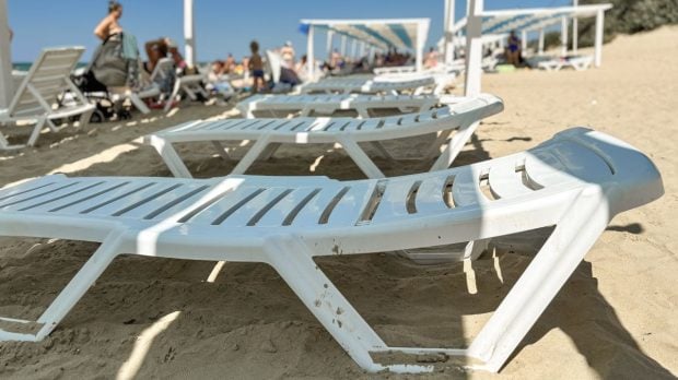 locul-de-vacanta-din-romania-care-costa-doar-100-de-lei-pe-zi.-administratorii-plajelor-au-dublat-numarul-sezlongurilor