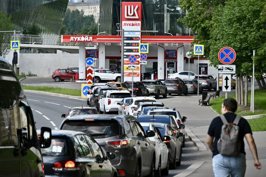 profesori-trimisi-sa-supravegheze-cozile-de-la-benzinarii,-pe-fondul-crizei-de-carburanti-din-rusia-–-hotnews.ro
