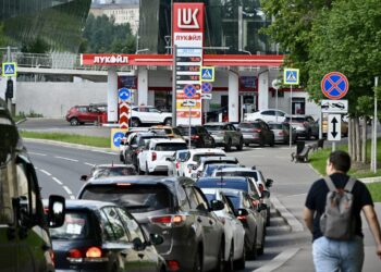 profesori-trimisi-sa-supravegheze-cozile-de-la-benzinarii,-pe-fondul-crizei-de-carburanti-din-rusia-–-hotnews.ro