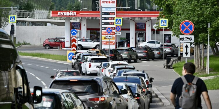 profesori-trimisi-sa-supravegheze-cozile-de-la-benzinarii,-pe-fondul-crizei-de-carburanti-din-rusia-–-hotnews.ro