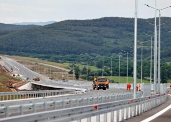 bolojan:-peste-40-km-din-autostrada-transilvania,-intre-cluj-si-zalau,-vor-fi-deschisi-pana-la-1-decembrie