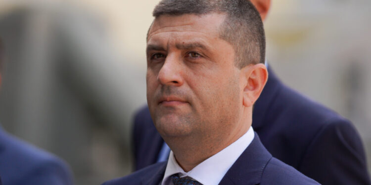 radu-miruta-descrie-plastic-actuala-criza-politica:-psd-cauta-cate-o-variabila-care-sa-blocheze,-vine-si-spune,-bine-usr-sunt-de-acord-cu-ce-prost-puneti-voi,-dar-vreau-eu-primul!