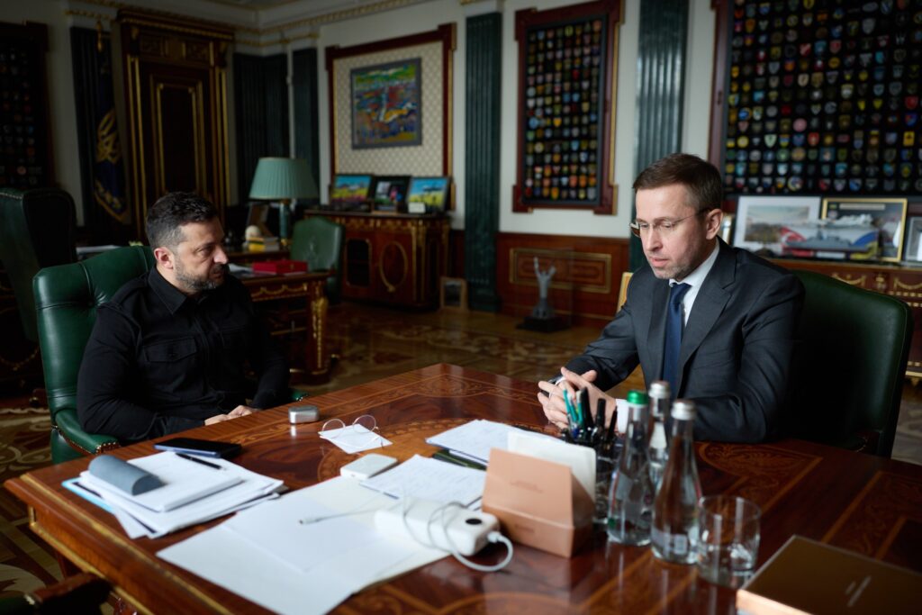zelenski-i-a-convocat-pe-rand-cei-mai-importanti-oameni-din-stat-cine-sunt-favoritii-pentru-sefia-guvernului-–-hotnews.ro