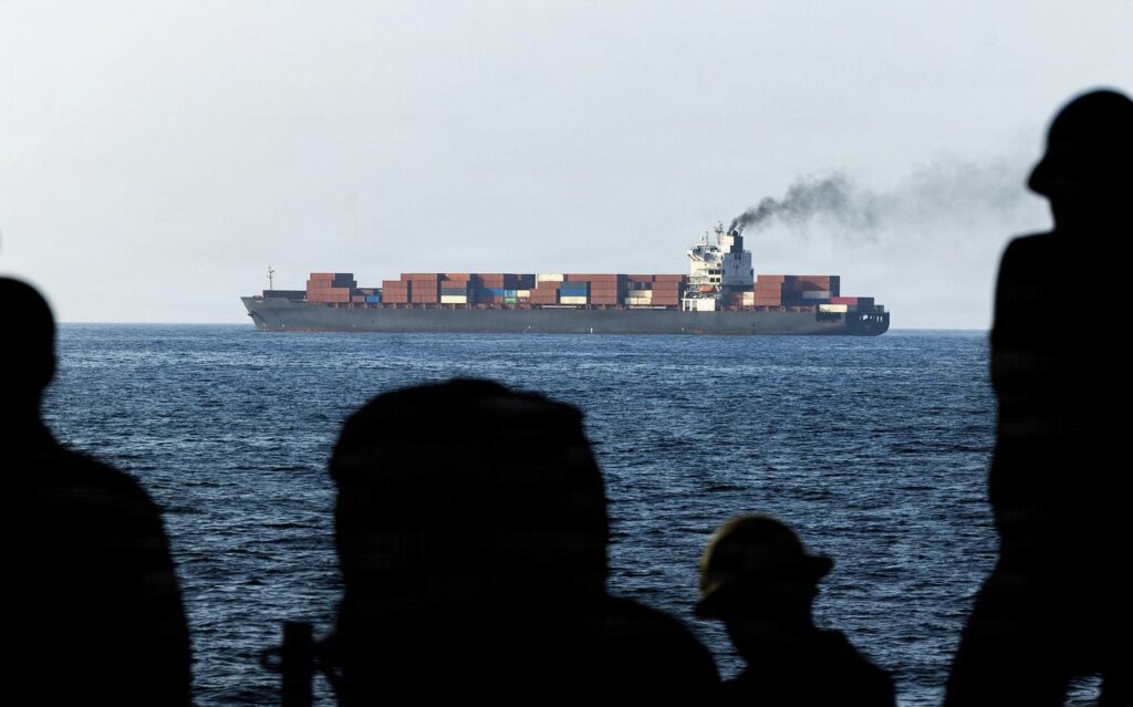 mai-multe-proiectile-au-lovit-insula-iraniana-qeshm,-in-stramtoarea-ormuz,-dupa-ce-trump-a-sustinut-ca-ruta-maririma-este-deschisa-–-hotnews.ro