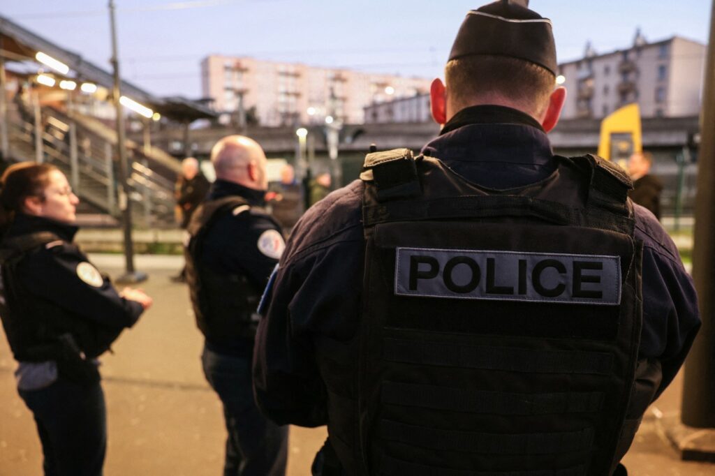 ancheta-de-terorism-la-marginea-parisului,-dupa-gasirea-unor-arme-sute-de-persoane-evacuate-din-zona-–-hotnews.ro