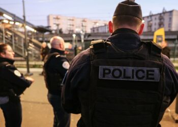 ancheta-de-terorism-la-marginea-parisului,-dupa-gasirea-unor-arme-sute-de-persoane-evacuate-din-zona-–-hotnews.ro