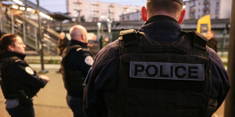 ancheta-de-terorism-la-marginea-parisului,-dupa-gasirea-unor-arme-sute-de-persoane-evacuate-din-zona-–-hotnews.ro