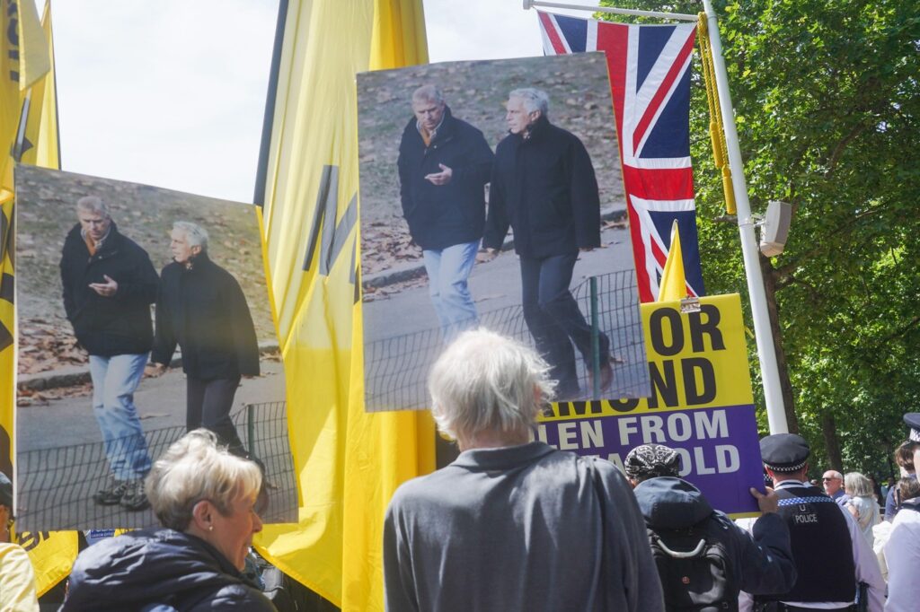 activistii-antimonarhie-au-afisat-un-banner-imens-cu-andrew-si-epstein-in-sala-tronului-de-la-palatul-buckingham-–-hotnews.ro