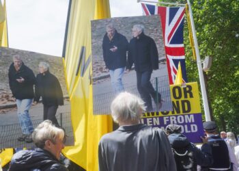 activistii-antimonarhie-au-afisat-un-banner-imens-cu-andrew-si-epstein-in-sala-tronului-de-la-palatul-buckingham-–-hotnews.ro