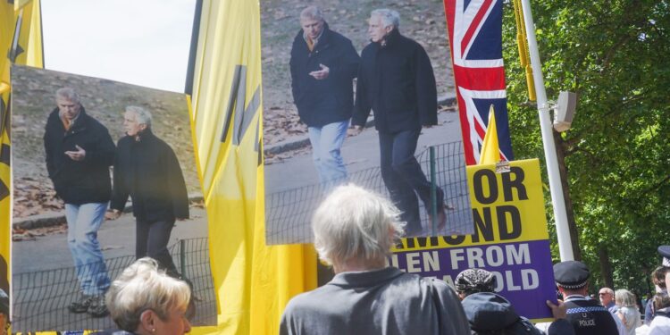 activistii-antimonarhie-au-afisat-un-banner-imens-cu-andrew-si-epstein-in-sala-tronului-de-la-palatul-buckingham-–-hotnews.ro