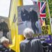 activistii-antimonarhie-au-afisat-un-banner-imens-cu-andrew-si-epstein-in-sala-tronului-de-la-palatul-buckingham-–-hotnews.ro