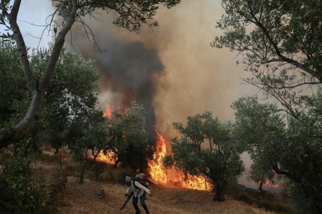 infern-in-grecia:-trei-pompieri-au-murit-in-incendii.-avertismentul-mae-pentru-romani