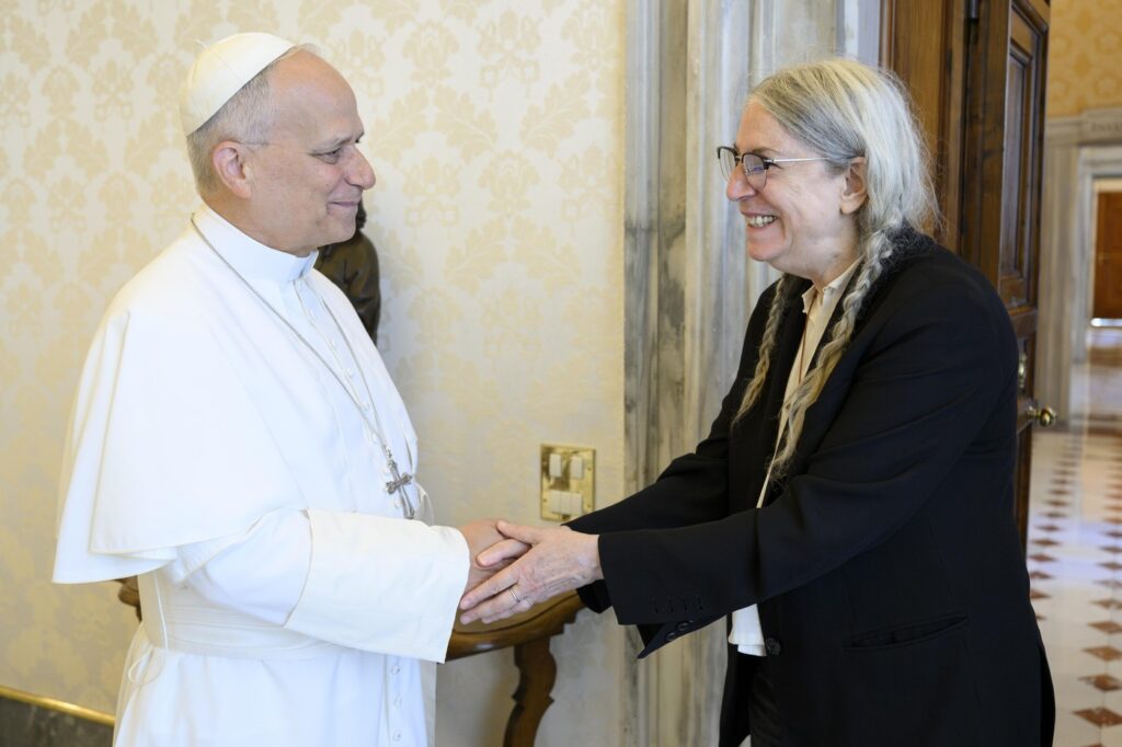patti-smith,-in-vizita-la-papa-leon-legatura-speciala-cu-vaticanul-a-legendei-muzicii-punk-–-hotnews.ro