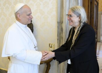 patti-smith,-in-vizita-la-papa-leon-legatura-speciala-cu-vaticanul-a-legendei-muzicii-punk-–-hotnews.ro