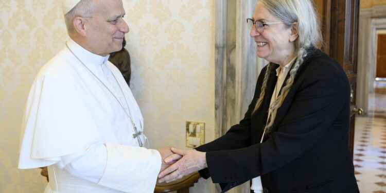 patti-smith,-in-vizita-la-papa-leon-legatura-speciala-cu-vaticanul-a-legendei-muzicii-punk-–-hotnews.ro