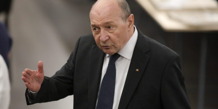 traian-basescu-ii-cere-lui-nicusor-dan-sa-intervina-in-criza-energetica:-ne-jucam-cu-un-reactor-nuclear-/-am-vazut-numai-papitoi-la-energie