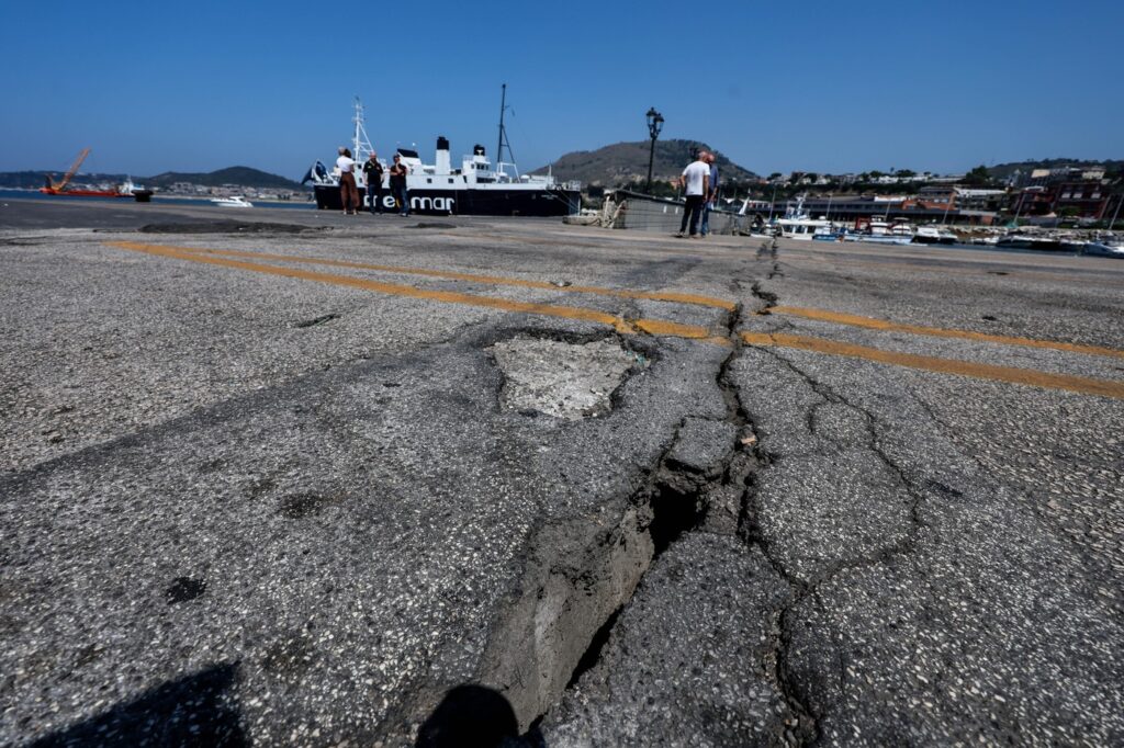sute-de-persoane-evacuate-dupa-un-cutremur-de-suprafata-la-napoli-sunt-posibile-noi-replici-a-fost-cel-mai-puternic-din-ultimii-40-de-ani-–-hotnews.ro