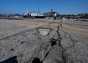sute-de-persoane-evacuate-dupa-un-cutremur-de-suprafata-la-napoli-sunt-posibile-noi-replici-a-fost-cel-mai-puternic-din-ultimii-40-de-ani-–-hotnews.ro