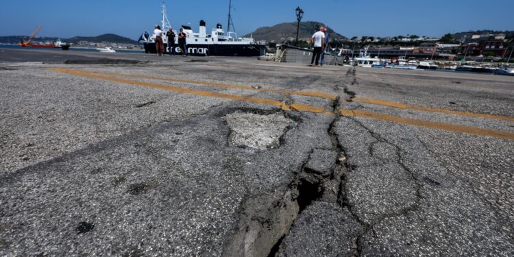 sute-de-persoane-evacuate-dupa-un-cutremur-de-suprafata-la-napoli-sunt-posibile-noi-replici-a-fost-cel-mai-puternic-din-ultimii-40-de-ani-–-hotnews.ro