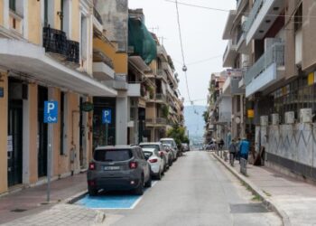 un-roman-a-ramas-fara-permis-pentru-60-de-zile-si-a-luat-o-amenda-de-150-de-euro-pentru-ca-a-parcat-gresit,-in-grecia