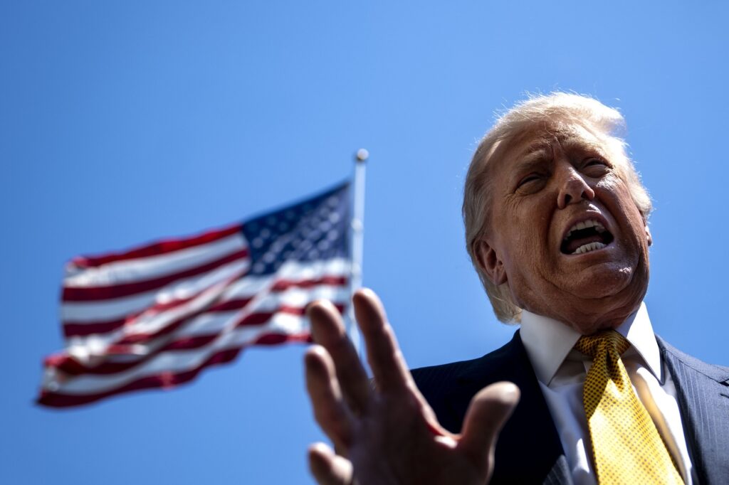 o-mare-banca-americana-a-inchis-sute-de-conturi-ale-lui-trump-din-motive-de-spalarea-banilor-/-ce-se-intampla-in-razboiul-din-instanta-–-hotnews.ro