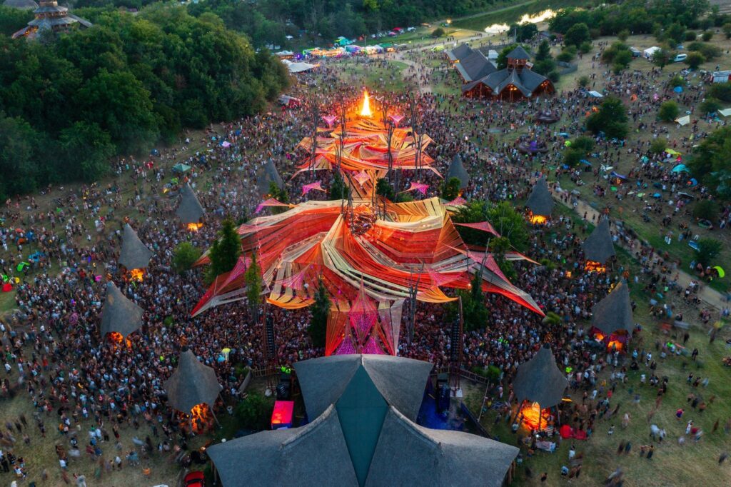 un-renumit-festival-de-trance-psihedelic-din-ungaria,-oprit-dupa-ce-doi-oameni-au-murit-–-hotnews.ro