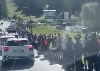 sute-de-turisti-au-stat-la-coada-ore-in-sir-pentru-a-si-face-un-selfie-cu-peisajul-din-muntii-dolomiti