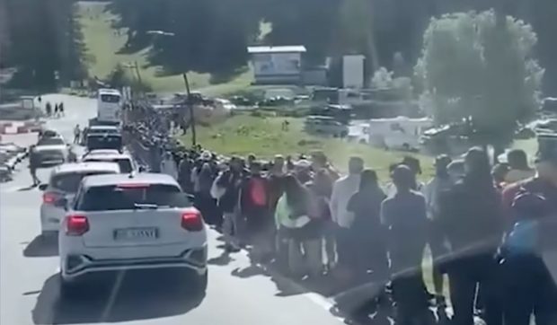 sute-de-turisti-au-stat-la-coada-ore-in-sir-pentru-a-si-face-un-selfie-cu-peisajul-din-muntii-dolomiti
