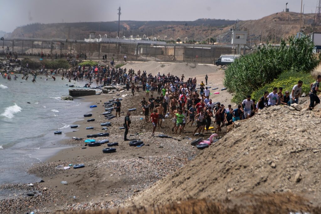 ceuta-risca-un-nou-val-de-migranti-in-aceasta-luna,-avertizeaza-autorii-unei-analize-din-spania-tactica-folosita-de-retelele-de-trafic-de-persoane-–-hotnews.ro