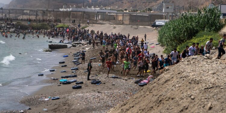 ceuta-risca-un-nou-val-de-migranti-in-aceasta-luna,-avertizeaza-autorii-unei-analize-din-spania-tactica-folosita-de-retelele-de-trafic-de-persoane-–-hotnews.ro