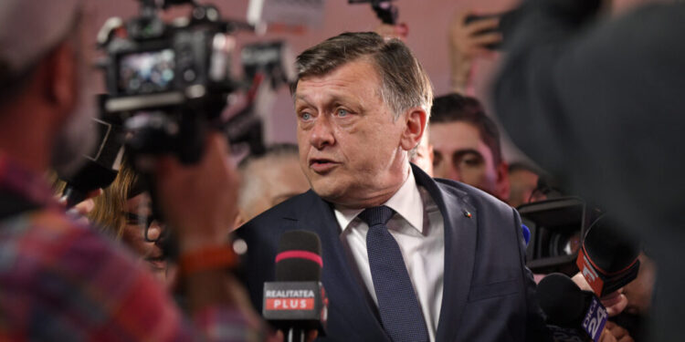 crin-antonescu-spune-ca-alexandru-nazare-ar-trebui-sa-fie-urmatorul-premier:-e-singura-solutie-/-fostul-lider-liberal-nu-l-ar-fi-desemnat-pe-bolojan-daca-ajungea-presedinte