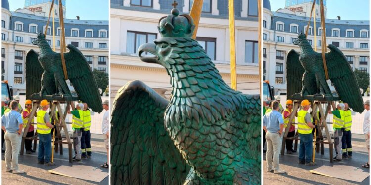 imagini-spectaculoase.-unul-dintre-cele-mai-importante-simboluri-ale-bucurestiului-este-reamplasat-pe-cladirea-palatului-universitatii